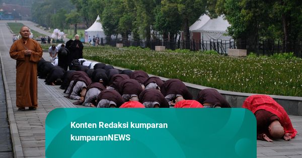 Foto: Jelang Hari Waisak, Para Bhikkhu Lakukan Tiga Langkah Namaskara