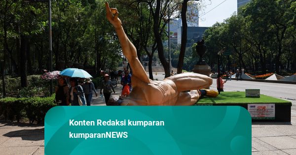 Foto: Dua Patung Piala Dunia Rusak Saat Aksi Guru di Meksiko