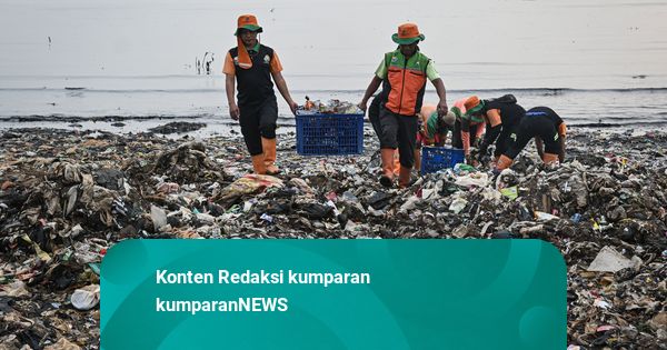 Foto: Berjibaku Bersihkan Tumpukan Sampah Mirip Pulau di Jakarta