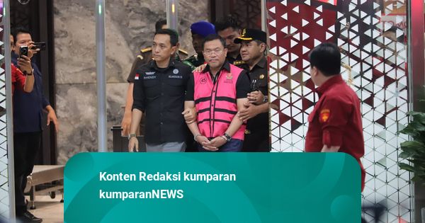 Sony Sanjaya Pegang Buku Usai Diperiksa, Pengacara Sebut Ada 41 Nama Titip SPPG