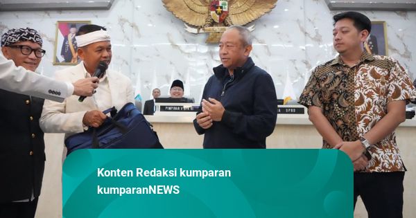 KDM Serahkan Kadeudeuh Rp1 Miliar untuk Persib Bandung