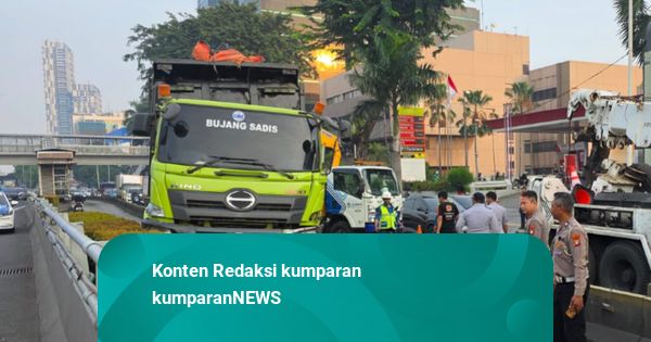 Truk Tabrak Pembatas TransJ di Jalan MT Haryono, Lalin Arah Cawang Macet