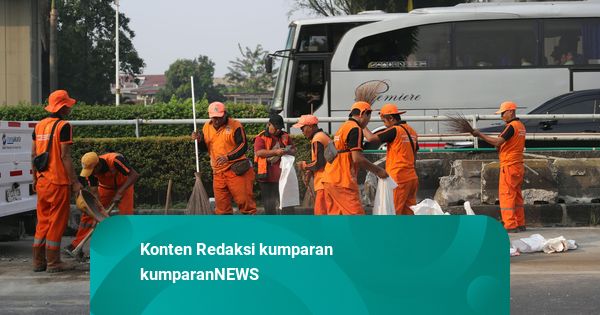 Foto: Perbaikan Pembatas TransJ yang Tertabrak Truk di Jalan MT Haryono