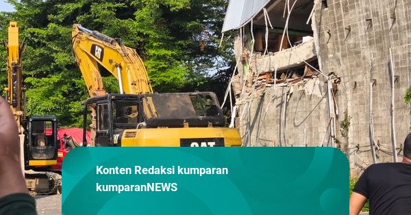 Nahas Petugas Damkar, Mobil Tertimpa Reruntuhan saat Bongkar Gedung DLH Jakarta
