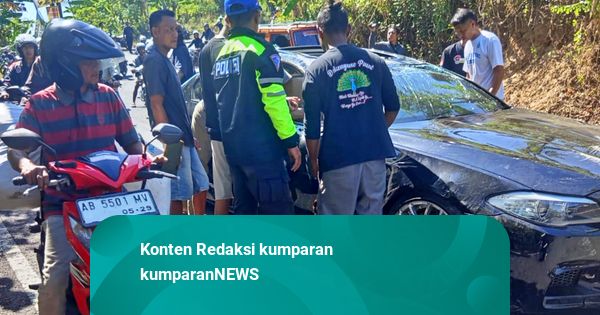 Mobil BMW Terbalik Usai Tabrak Tebing di Tikungan Bantul, Pengemudi Luka Ringan