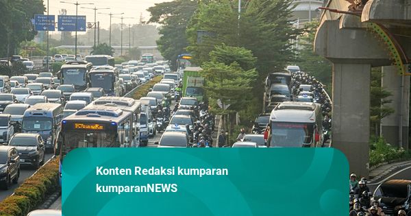 Foto: Lalu Lintas di Cawang Tetap Membeludak di Tengah Penundaan Operasi Patuh