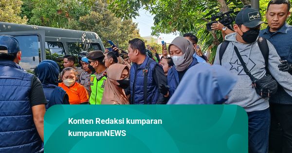 Momen Tersangka Daycare Little Aresha Yogya Digiring saat Rekonstruksi Kasus