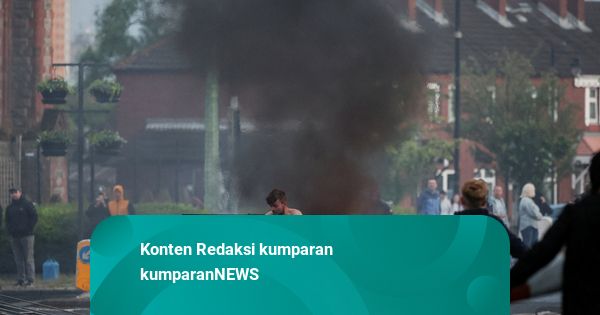 Foto: Aksi Brutal Massa Bertopeng, Rumah dan Mobil Jadi Sasaran Pembakaran