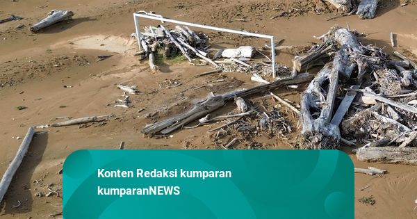 Foto: Lapangan Tarkam di Padang 'Tersapu' Lumpur dan Kayu
