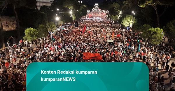 Foto: Lautan Warga Albania Turun ke Jalan, Tolak Proyek Resor Mewah Kushner