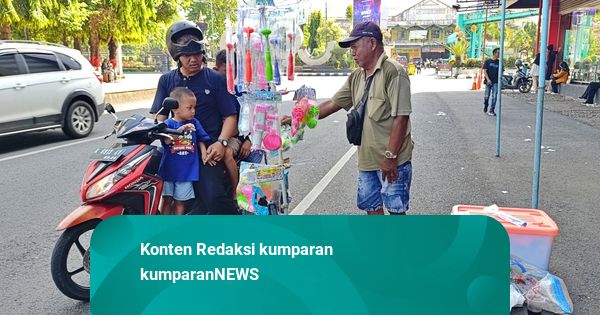Kisah Kakek Witono Menjemput Rezeki dari Mainan Anak di Simpang Tujuh Kudus