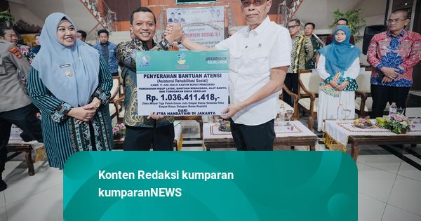 Wamensos Serahkan Bantuan ATENSI ke Warga Pringsewu Lampung