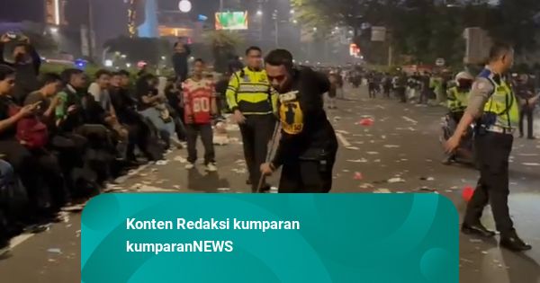 Polisi Ikut Bersih-bersih Sampah Usai Demo Mahasiswa di Jalan Thamrin