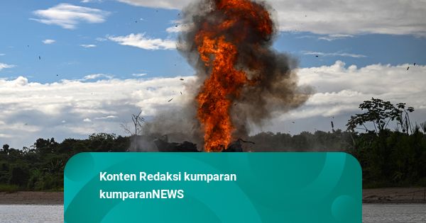 Foto: Adanya Tambang Emas ilegal, Angkatan Laut Peru Ledakan 9 Rakit Pengeruk