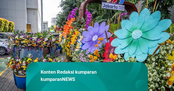 Foto: Kendaraan Berhias Bunga Ramaikan Jakarta International Flower Festival