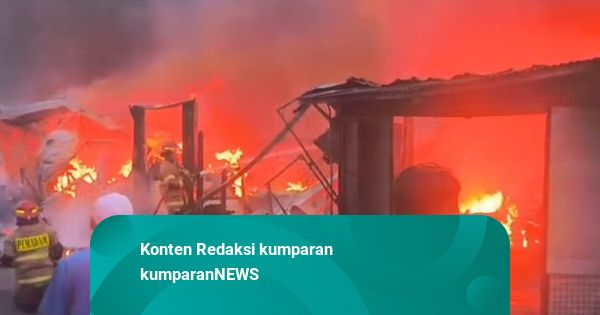 Kebakaran di Dekat Stasiun Depok: Belasan Kios Hangus, Damkar Sempat Kesulitan