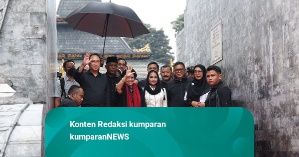 Di Tengah Bulan Bung Karno, Megawati Ziarah ke Makam Ayahnya di Blitar