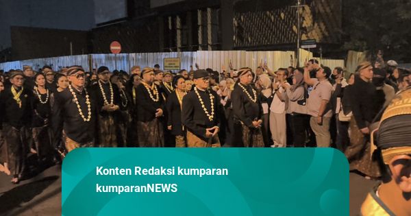 Didit-Titiek Ikuti Kirab Malam 1 Suro Mangkunegaran, Warga Berebut Air Jamasan