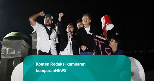 Momen Dasco Naik Mobil Komando Demo Mahasiswa, Teriak 'Hidup Rakyat Indonesia!'