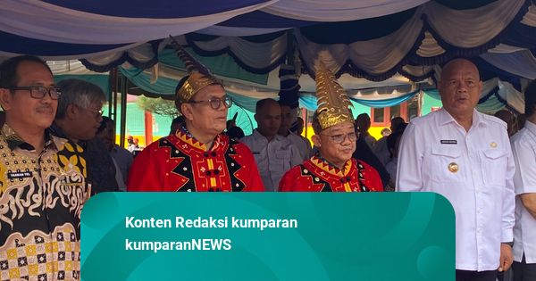 Abdul Mu'ti Tinjau SD di Nias Utara, Disambut Nyanyian dan Baju Adat Nias