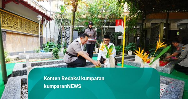 Sambut HUT ke-80 Bhayangkara, Kapolri Ziarah ke Makam Gus Dur di Tebuireng
