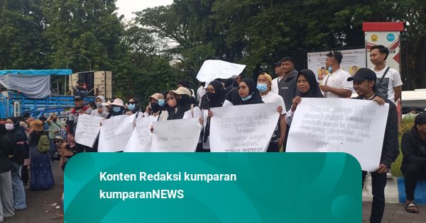 Massa Dukung MBG Gelar Demo di Depan Gedung DPRD Jember