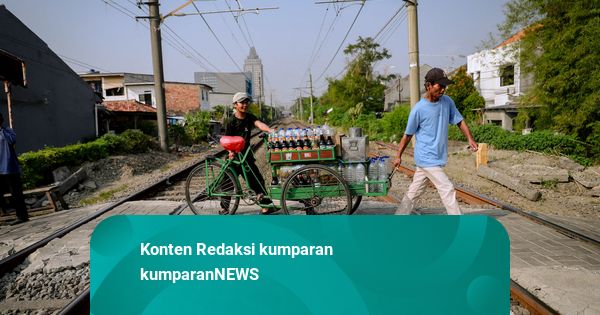Foto: Perlintasan Rel Kereta Api Masih Jadi Alternatif Warga untuk Melintas
