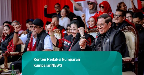Tawa Megawati Saat Nonton Warga Ikut Lomba Cosplay di Festival Bung Karno