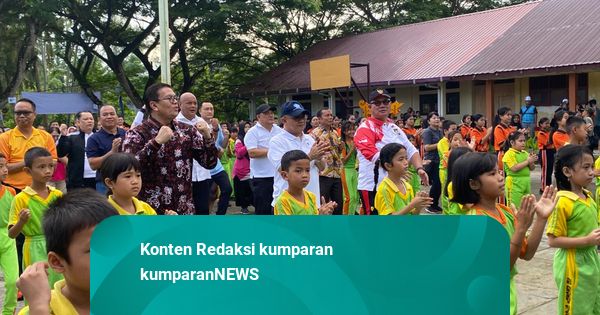 Momen Abdul Mu'ti Senam Bareng Siswa di Gunungsitoli dan Bagi 5 Sepeda