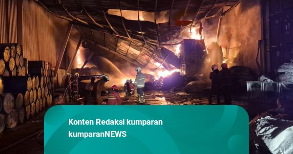 Sudah 5 Jam, BPBD Tangerang Ungkap Sulitnya Padamkan Kebakaran di Pabrik Sendal