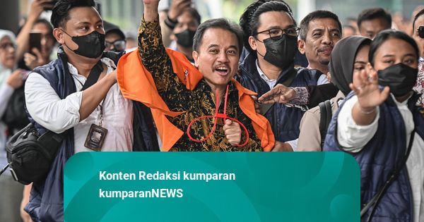 Roy Suryo-dr Tifa Tiba di Kejari Jaksel Pakai Rompi Tahanan Oranye