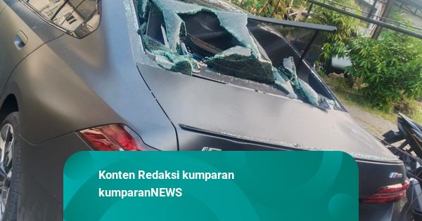 Insiden Mobil BMW Tabrak Ojol di Jakbar: Mobil Hancur Diamuk Massa