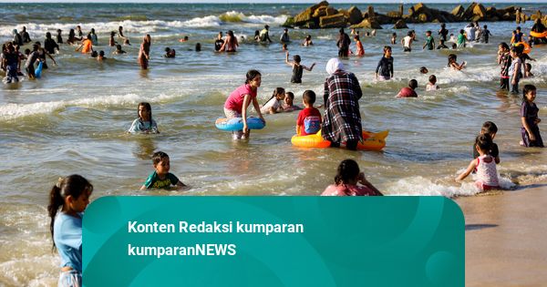 Foto: Hindari Cuaca Panas, Warga Palestina Penuhi Pantai Kota Gaza