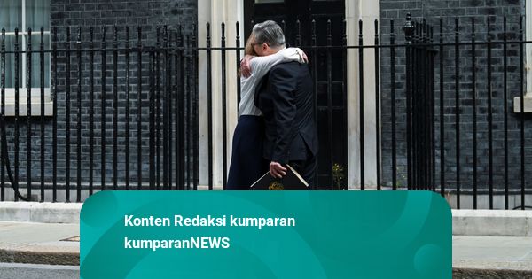 Foto: PM Inggris Keir Starmer Peluk Istri Usai Umumkan Mundur
