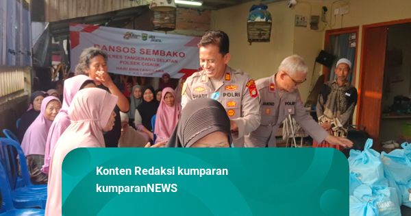Polsek Cisauk Bagikan 100 Paket Sembako di Kawasan Rawan Tawuran, Tangsel
