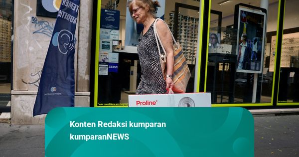Foto: Paris Dilanda Gelombang Panas, Warga Borong Kipas Angin