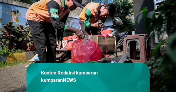 Foto: Pengangkutan Sampah Anorganik Hasil Bank Sampah Warga di Pancoran