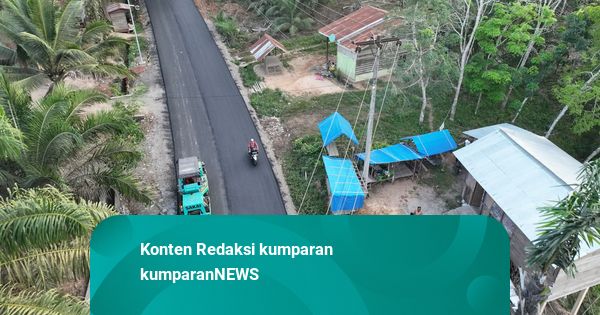 Warga Sipiongot Senang karena Jalan Diaspal Setelah Puluhan Tahun