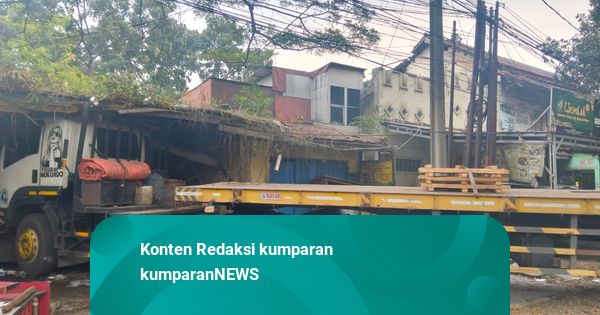 Truk Tabrak Mobil lalu Hantam Toko di Bandung, Sopir Diduga Serangan Jantung