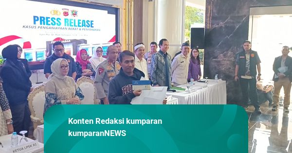 KDM Serahkan Uang Sayembara Rp 250 Juta Tangkap Taufik ke Keluarga Korban