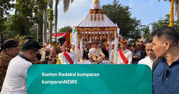 Jokowi Terima Gelar Baginda Pemuka Bangsa dari Lima Kerajaan Adat Lampung