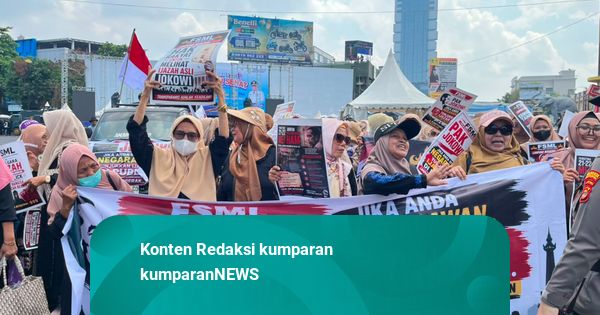 Aksi Emak-emak Tolak Jokowi di Lampung, Bawa Spanduk 'Tunjukkan Ijazah-mu'