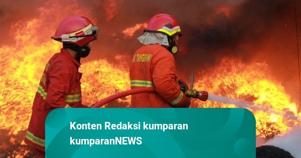 Gas Bocor Sebabkan Kebakaran di Pasar Kampung Ambon, 15 Unit Damkar Dikerahkan