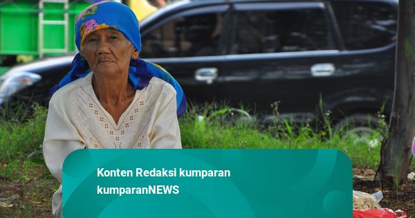 Nenek Saidah Berjualan Kerupuk Demi Kesembuhan Anak ...