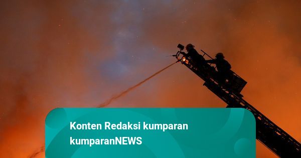 Polres Metro Jakarta Timur Diserang Massa, Ada yang Terbakar