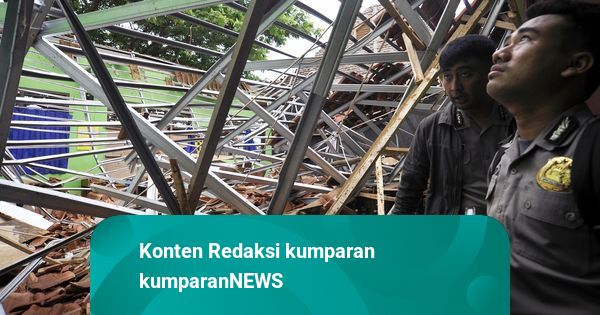 Atap Sekolah MTS di Sragen Roboh saat Belajar, 7 Siswa Terluka