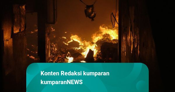 Pabrik Kopi di Matraman Jaktim Terbakar, 13 Unit Damkar Berjibaku Padamkan Api
