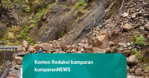 Jalan Cadas Pangeran Tertutup Longsor, Kendaraan Tak Bisa Melintas