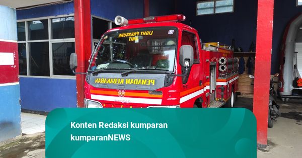 Saat Damkar Berjibaku Cari iPhone 15 yang Jatuh ke Kolam Ikan di Depok