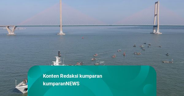 Foto: TNI AL Bagikan Paket Sembako ke Nelayan di Atas KRI Gulamah-869 ...